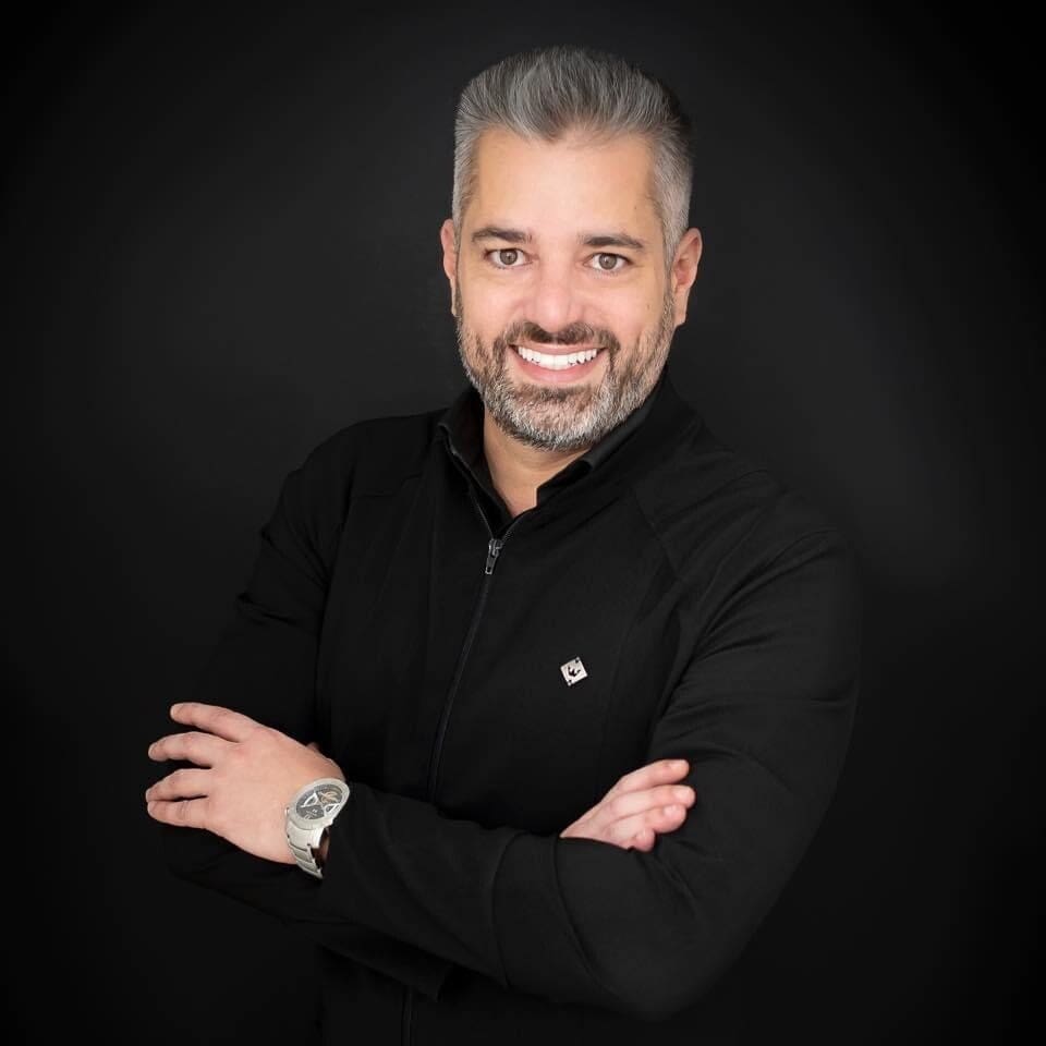 Dr. Marcelo Borille referência em lentes de contato dentais