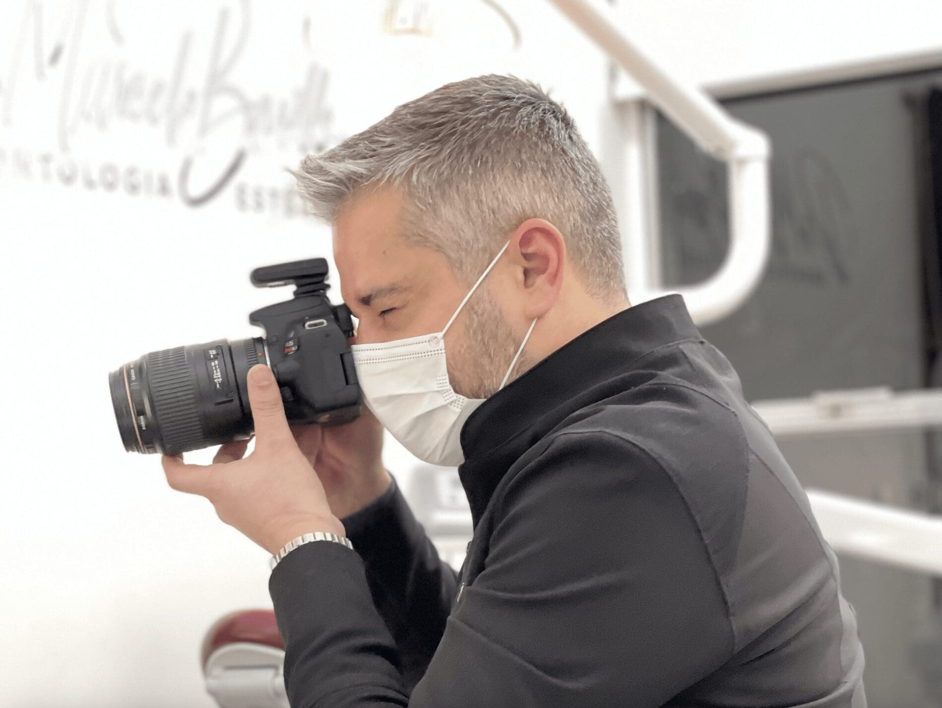 Sequência de fotografias do rosto e do sorriso usadas para planejar lentes de contato dentais em porcelana pelo Protocolo Marcelo Borille