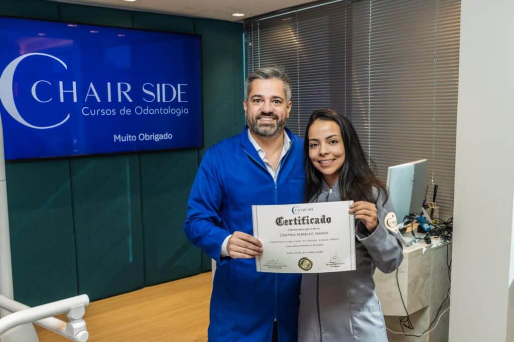 Marcelo Borille entregando diploma do curso de lente de contato dental 1