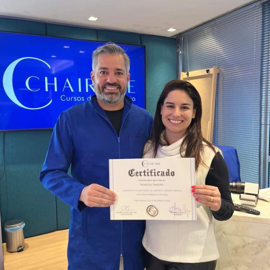 Marcelo Borille entregando diploma do curso de lente de contato dental para Vanessa Simoni