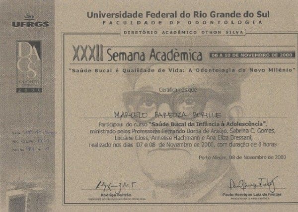 Certificado da XXXII Semana Acadêmica de Odontologia da UFRGS em nome de Marcelo Barboza Borille pela participação no curso “Saúde Bucal da Infância e Adolescência”, realizado em 7 e 8 de novembro de 2000, com duração de 8 horas, em Porto Alegre.