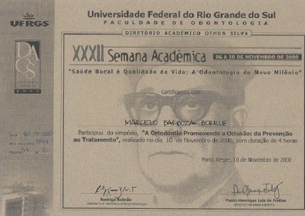Certificado da XXXII Semana Acadêmica de Odontologia da UFRGS em nome de Marcelo Barboza Borille pela participação no simpósio “A Ortodontia Promovendo a Oclusão: da Prevenção ao Tratamento”, realizado em 10 de novembro de 2000, em Porto Alegre, com duração de 4 horas.
