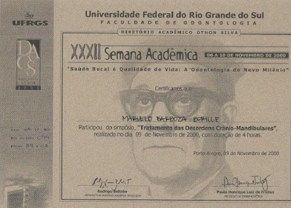 Certificado da XXXII Semana Acadêmica de Odontologia da UFRGS em nome de Marcelo Barboza Borille pela participação no simpósio “Tratamento das Desordens Crânio-Mandibulares”, realizado em 9 de novembro de 2000, em Porto Alegre, com duração de 4 horas.