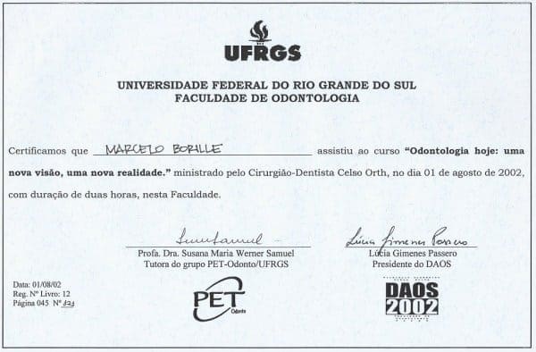 Certificado da Faculdade de Odontologia da UFRGS em nome de Marcelo Borille pela participação no curso “Odontologia hoje: uma nova visão, uma nova realidade”, ministrado por Celso Orth, realizado em 1º de agosto de 2002, com duração de 2 horas.