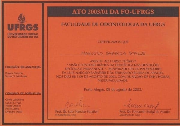 Certificado da Faculdade de Odontologia da UFRGS em nome de Marcelo Barboza Borille pela participação no curso teórico “Visão Contemporânea da Dentística nas Dentições Decídua e Permanente”, realizado em 8 e 9 de agosto de 2003, com duração de 8 horas, em Porto Alegre.
