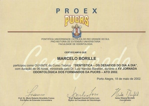 Certificado da PUCRS em nome de Marcelo Borille pela participação como ouvinte no curso “Dentística – Os Desafios do Dia a Dia”, ministrado por Luiz Narciso Baratieri, realizado durante a XV Jornada Odontológica dos Formandos da PUCRS, em 18 de maio de 2002, carga horária de 6 horas.